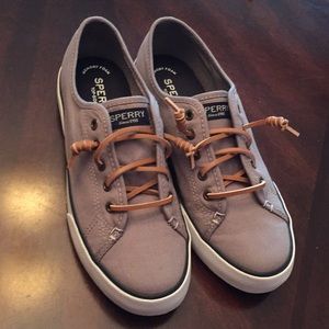 Size 7.5 M Sperry shoes.